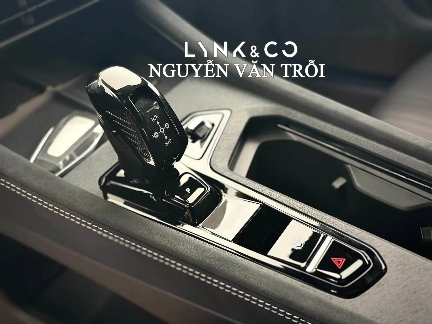 Cần số trên xe Lynkco 03